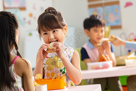 小学生吃饭幼儿园小朋友用餐背景