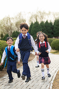 嬉戏快乐的小学生图片