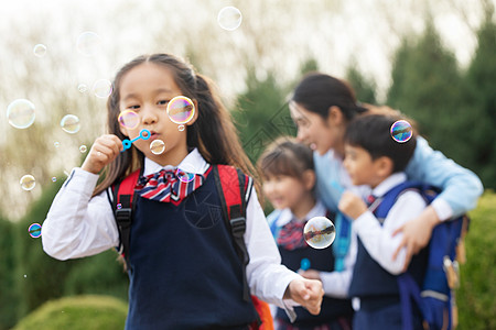 幼儿园教育学生女孩吹泡泡背景