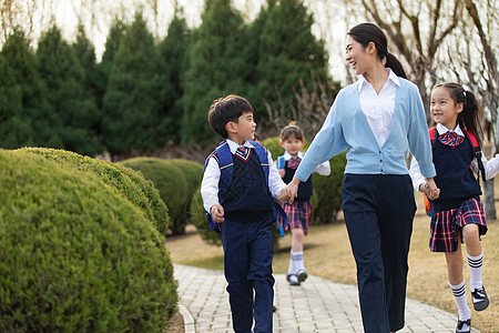 学校里的老师和学生高清图片