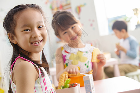 无忧无虑幼儿园小朋友用餐图片