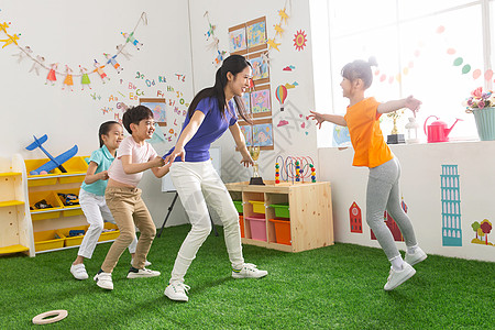 男孩和女孩教育幼儿园老师和小朋友们玩耍背景