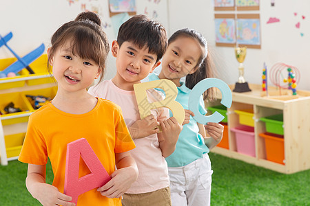 教室团队幼儿园小朋友在学习背景