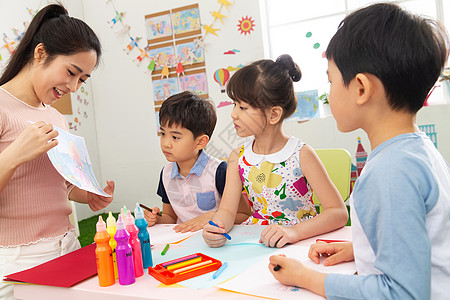 画画的学生摄影愉悦艺术课幼儿园老师和小朋友们背景