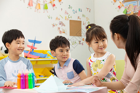 小孩画画团队娱乐室女生幼儿园老师和小朋友们背景