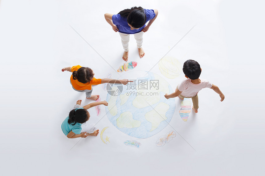 学龄儿童高视角亚洲幼儿园老师带着小朋友们画画图片