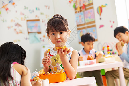 幼儿园小朋友用餐高清图片