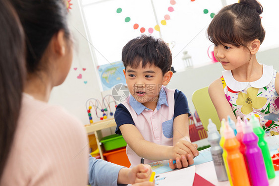 学龄儿童乐趣女生幼儿园老师和小朋友们图片