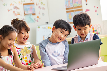 电脑休闲装5到6岁幼儿园小朋友们看视频高清图片
