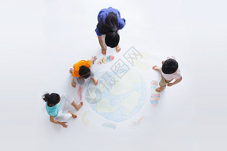 学龄儿童亚洲人协助幼儿园老师带着小朋友们画画图片