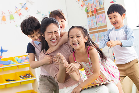 户内人生长幼儿园老师和小朋友们拥抱在一起图片