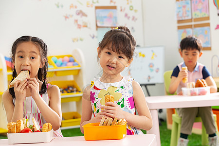 孩子吃饭幼儿园小朋友集体用餐背景