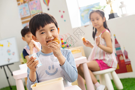 外国女生儿童幼儿园小朋友用餐背景