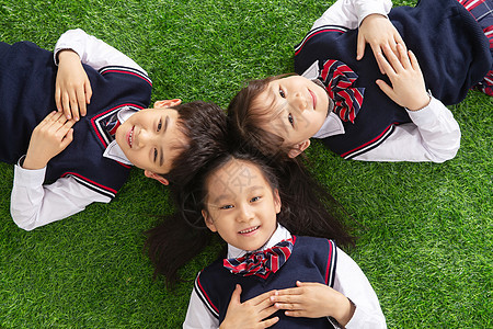 校服躺着向上看小学生们躺在草地上图片