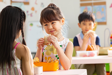 早教幼儿园小朋友集体用餐高清图片