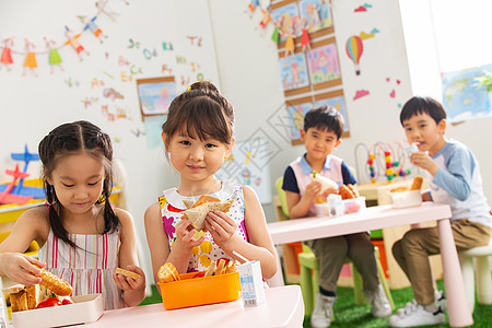 小学生吃饭幼儿园小朋友用餐吃三明治背景