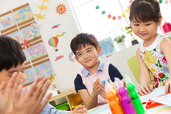 亚洲20多岁相伴幼儿园老师和小朋友们图片