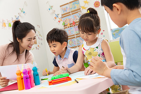 颜料可爱的活力幼儿园老师和小朋友们图片