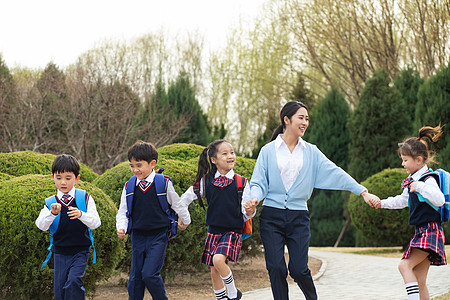 智力学校亚洲学生和老师图片