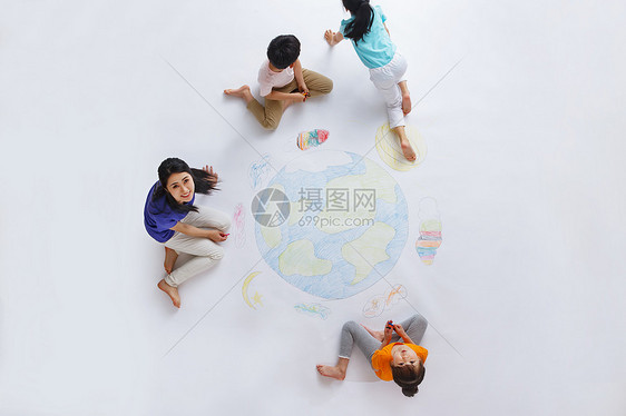 地面地球东亚幼儿园老师带着小朋友们画画图片