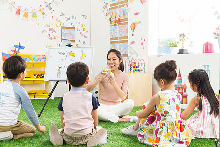 亚洲教育业职位教室幼儿园老师和小朋友们图片