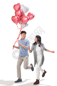 20岁到25岁全身像欢乐浪漫情侣拿着心形气球图片