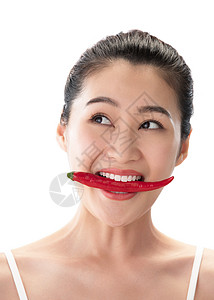 蔬菜内衣亚洲青年女人吃辣椒图片