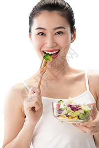 养生塑身满意青年女人吃沙拉图片