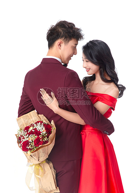 彩色图片大半身节日青年男人给女朋友送玫瑰花图片