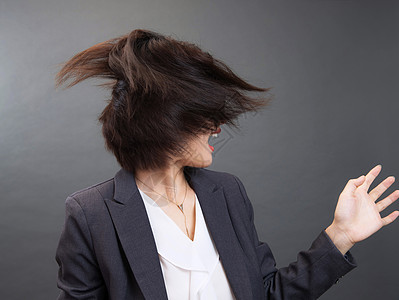 抓狂甩头的商务青年女人图片