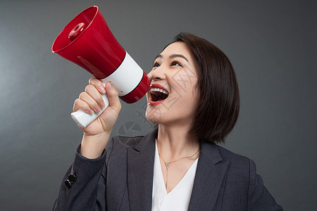 青年女人拿着扩音器高清图片