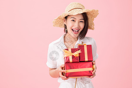 高兴的站着草帽青年女人拿着礼品盒图片