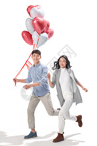 幸福跑享乐浪漫情侣拿着心形气球图片