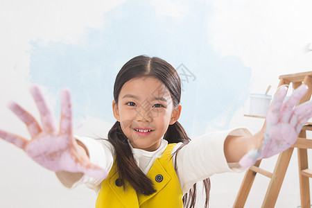 家务劳动开端出示满手涂料的小女孩图片