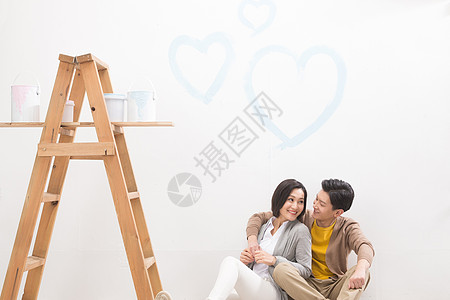 梯子倚靠彩色图片年轻夫妇装修房子高清图片