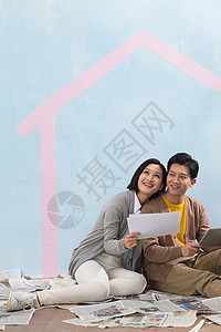 青年夫妇垂直构图欢乐年轻夫妇装修房子图片
