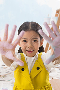 5到6岁嬉戏的墙壁满手涂料的小女孩图片