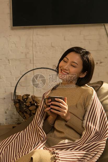 幸福休闲居室青年女人坐在房间里图片