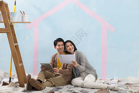 油漆涂料房地产油漆满意年轻夫妇装修房子背景