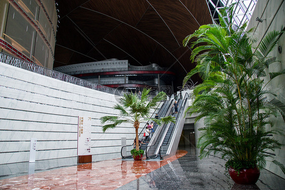 游客少量人群现代北京大剧院内景图片