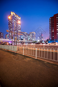 夜晚公路繁荣建筑外部霓虹灯北京城市建筑夜景背景