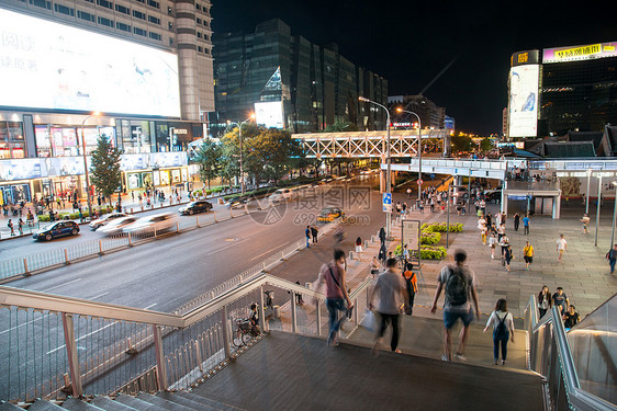 高层建筑夜景道路北京西单商业街图片