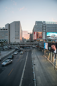 环保汽车海报北京城市建筑和街道背景