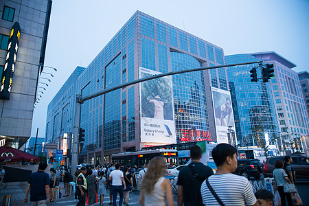 书店橱窗灯汽车办公大楼北京王府井大街背景