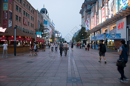 照亮建筑外部步行街北京王府井大街图片