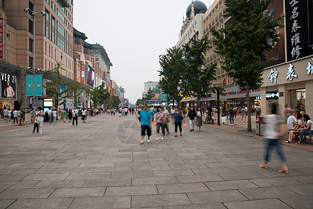 大量人群旅行者建筑外部北京王府井大街图片