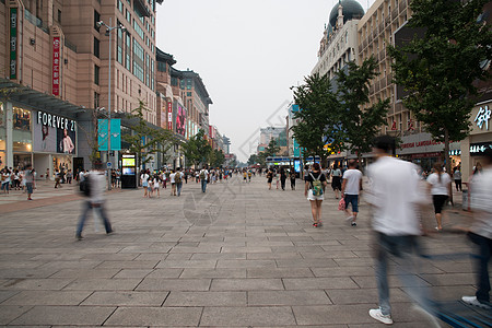 旅行者高层建筑北京王府井大街高清图片