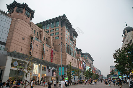 现代商场黄昏北京王府井大街图片