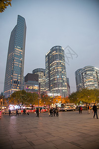 夜晚广场照亮高层建筑大量人群北京商业街夜景背景