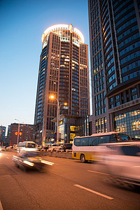 汽车夜晚商业区辽宁省丹东城市夜景图片